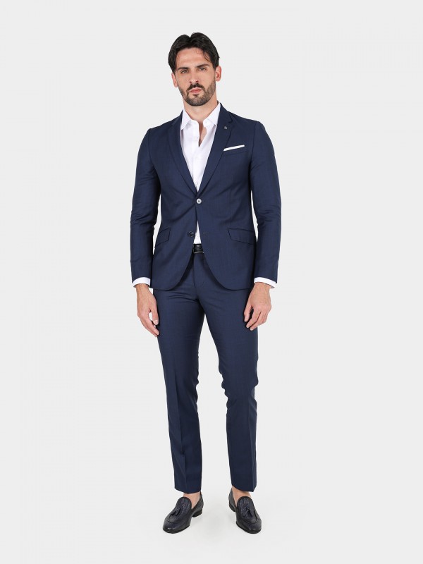 Traje slim fit con pin decorativo
