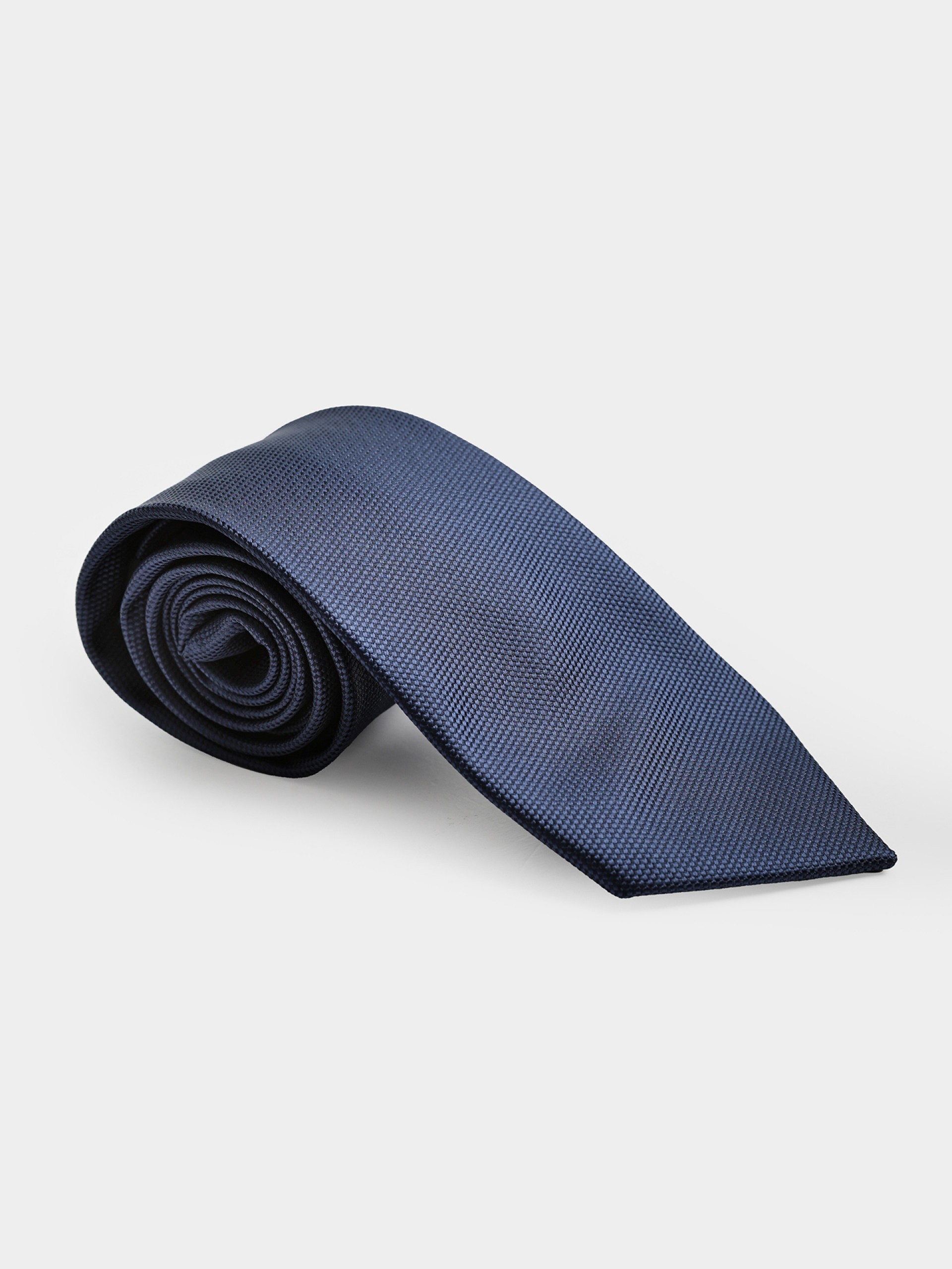 Elegant regular fit tie