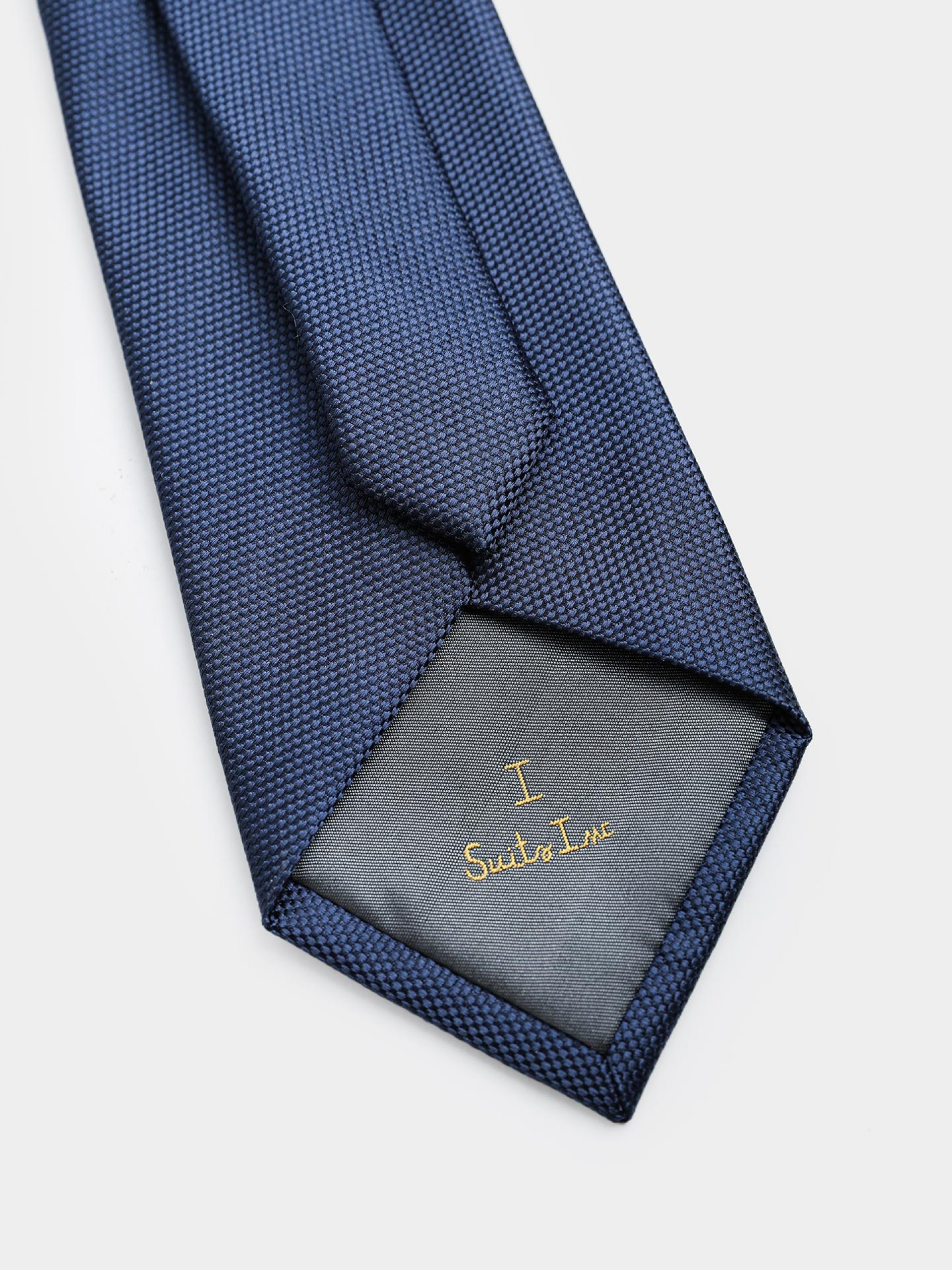Elegant regular fit tie