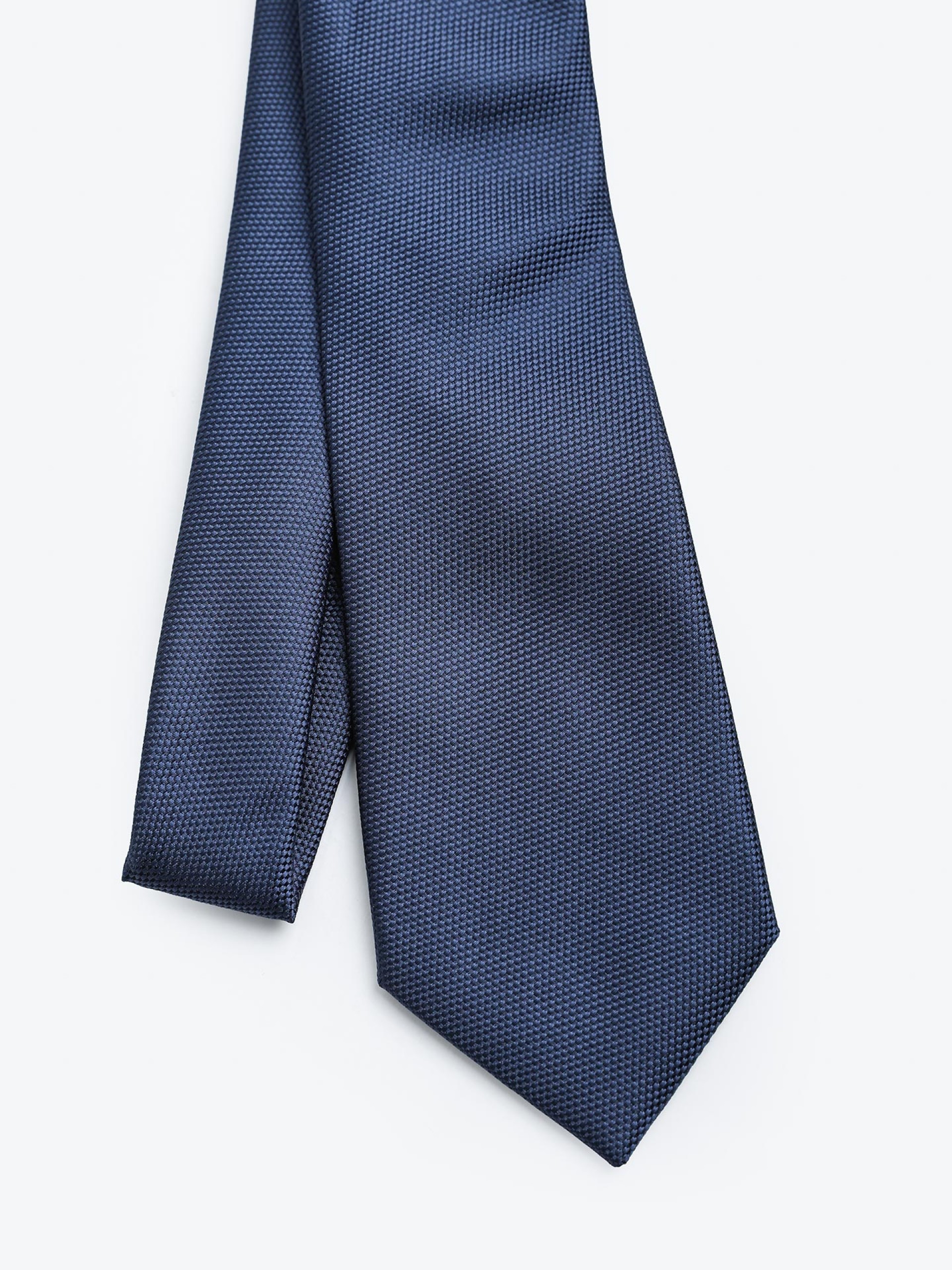 Elegant regular fit tie