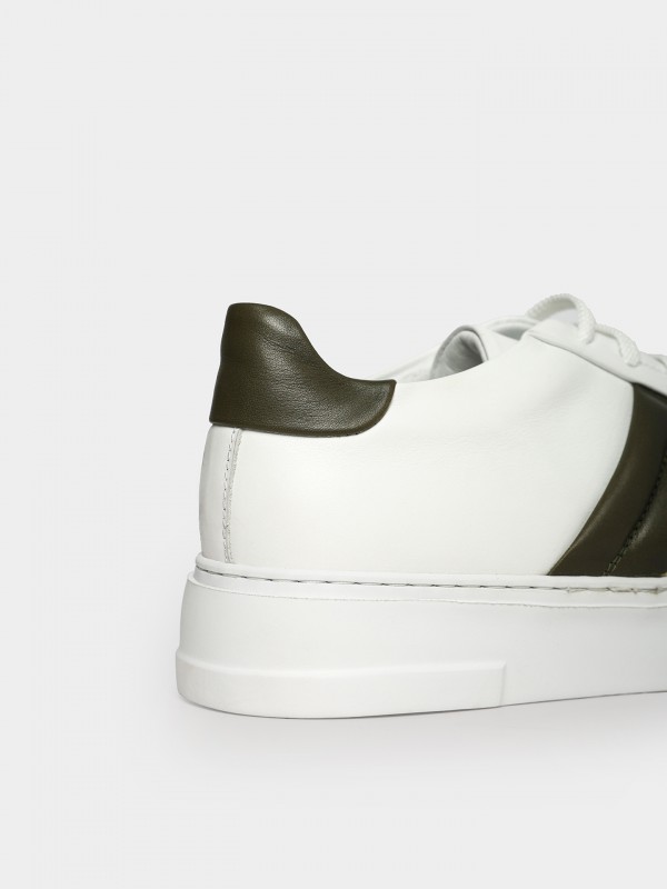 Sapatilha de pele com pormenor lateral Sapatilha de pele com pormenor lateral