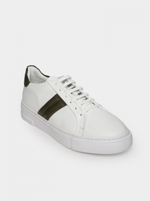 Sapatilha de pele com pormenor lateral Sapatilha de pele com pormenor lateral