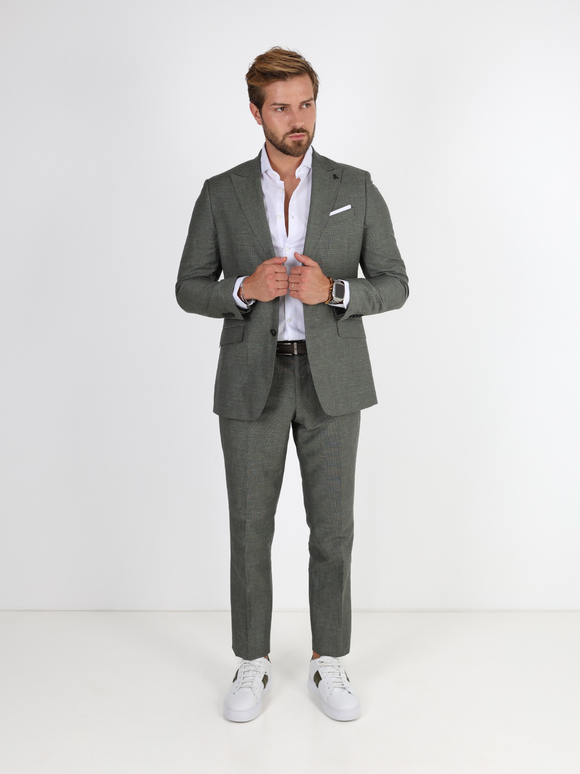 Traje de lino con estructura