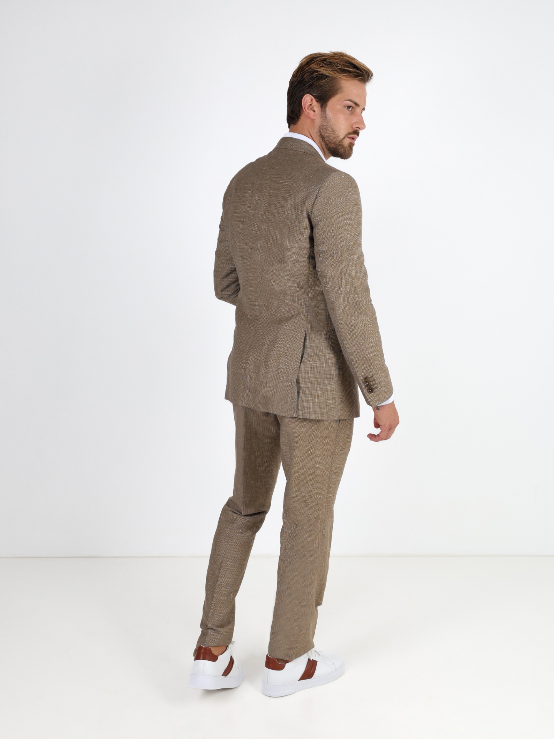 Traje de lino con estructura