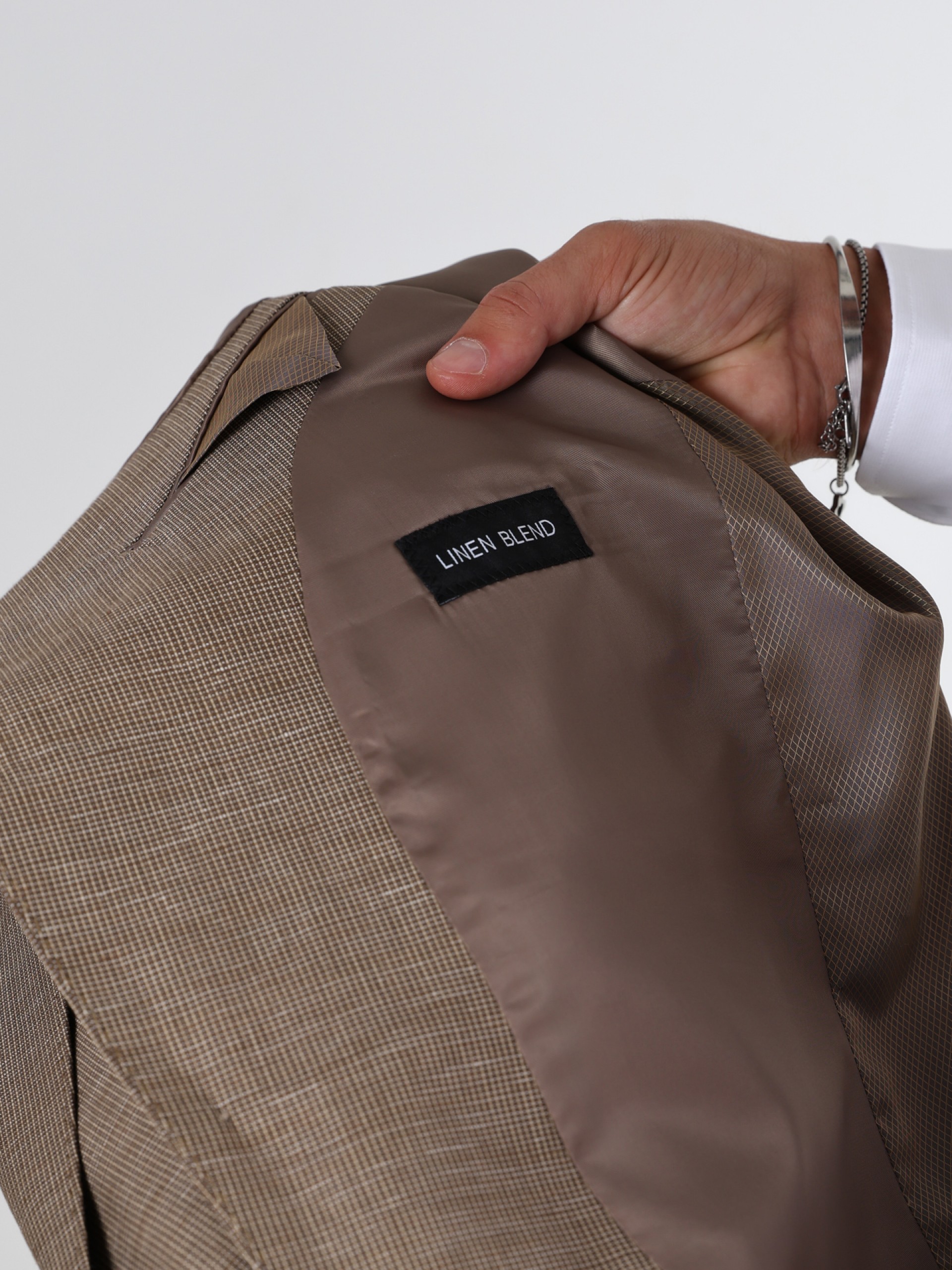 Traje de lino con estructura