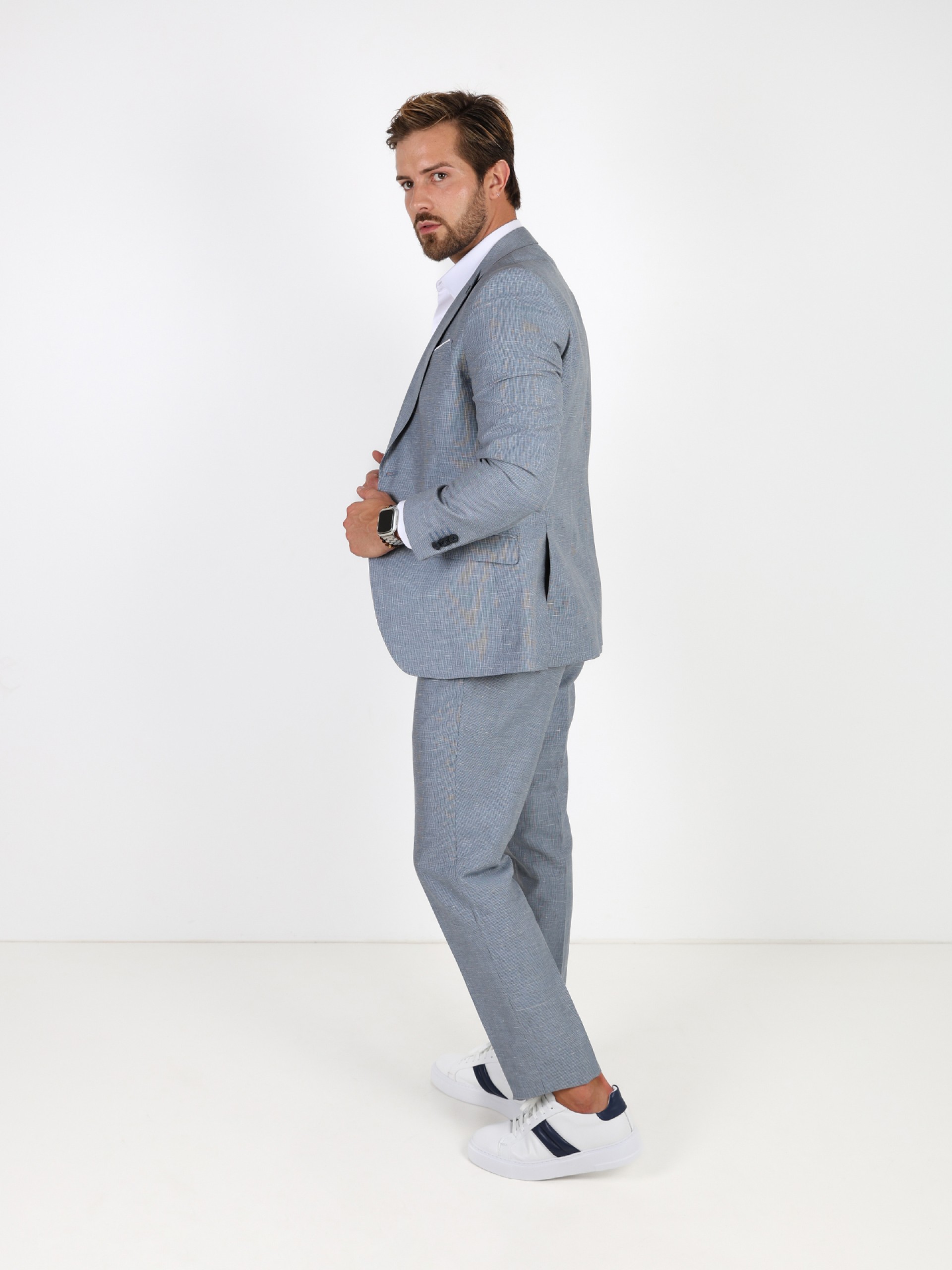 Traje de lino con estructura