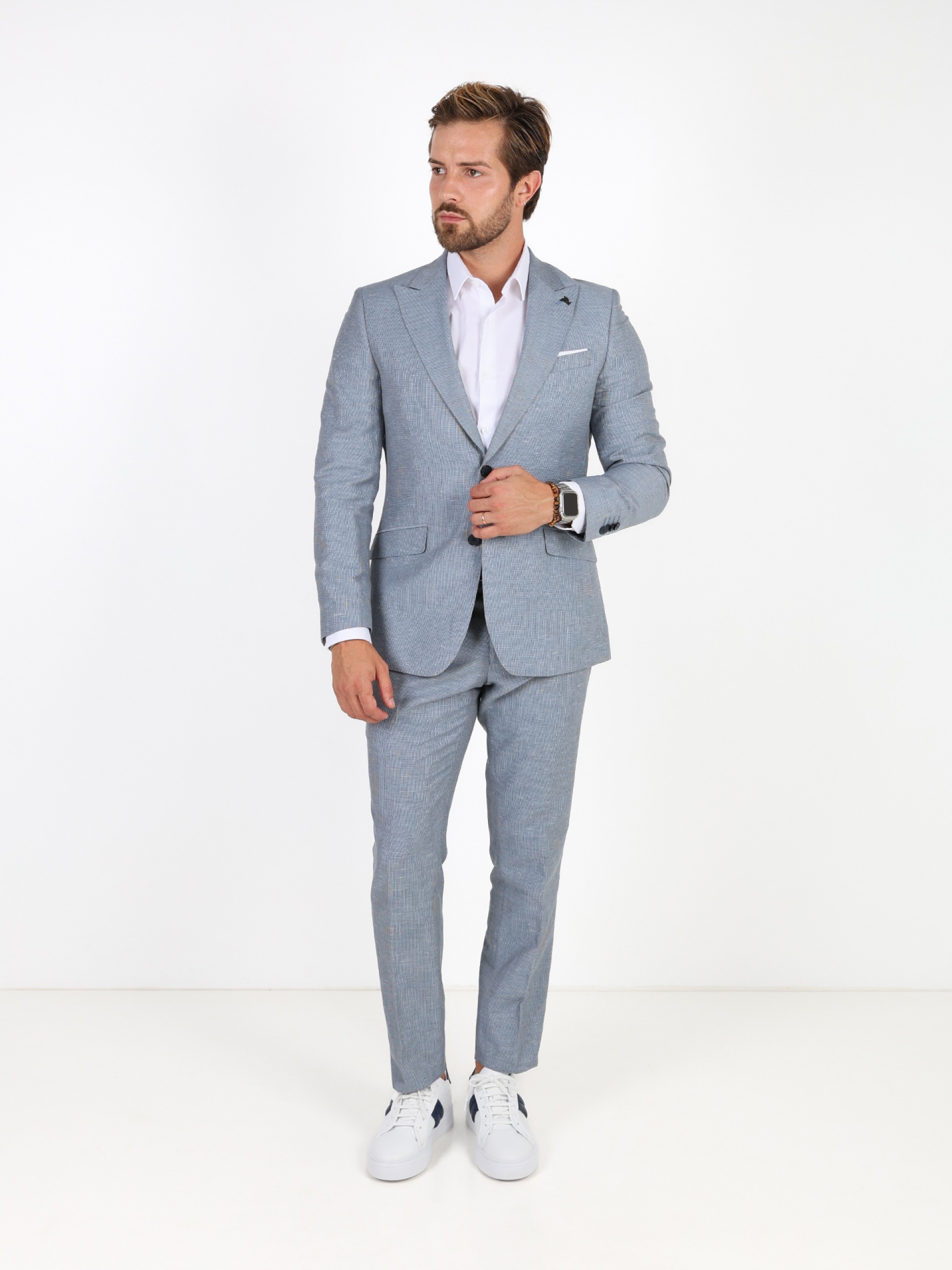 Traje de lino con estructura