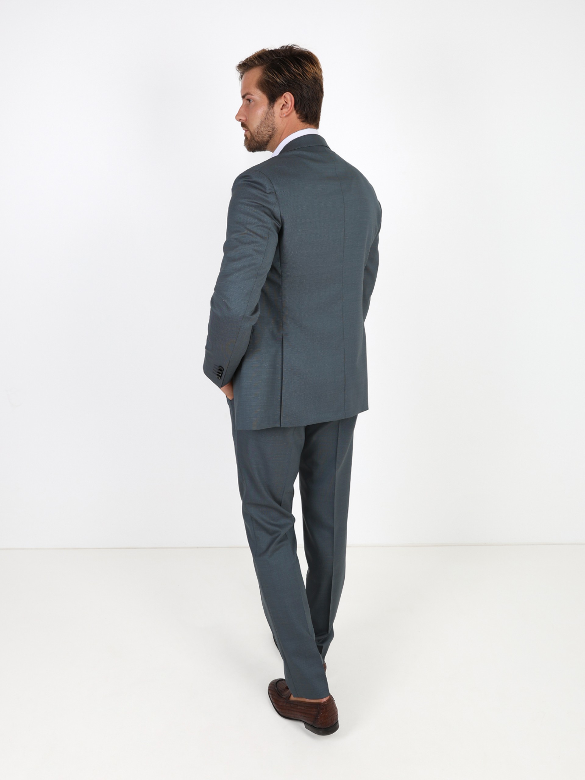 Traje slim fit con micro patrón