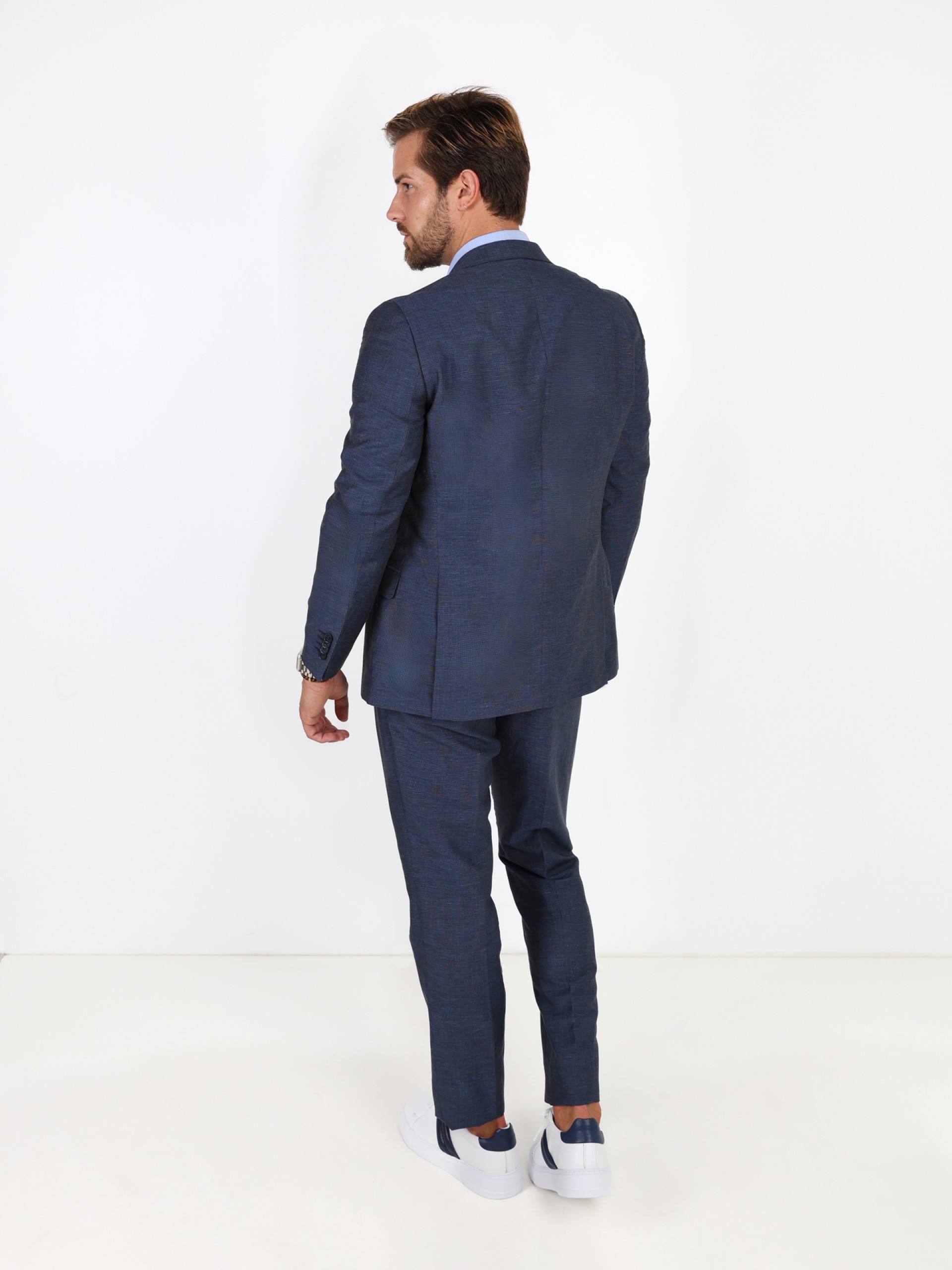 Traje de lino con estructura