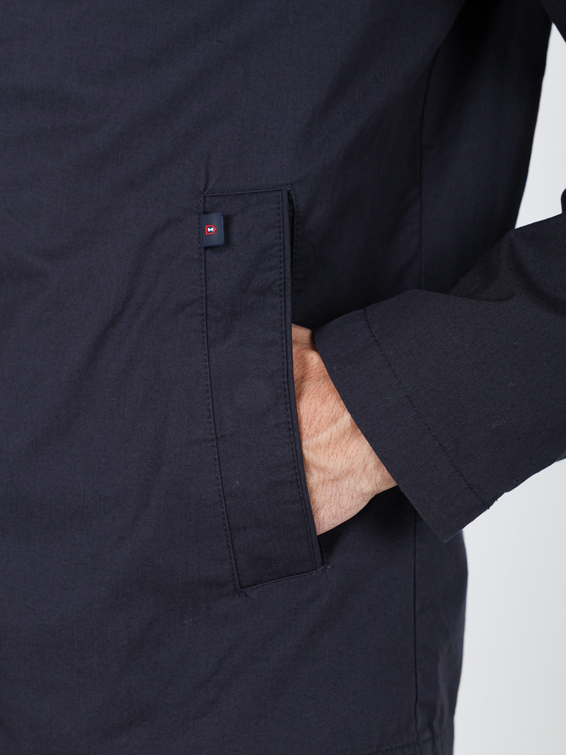 Blusão liso de algodão com gola levantada