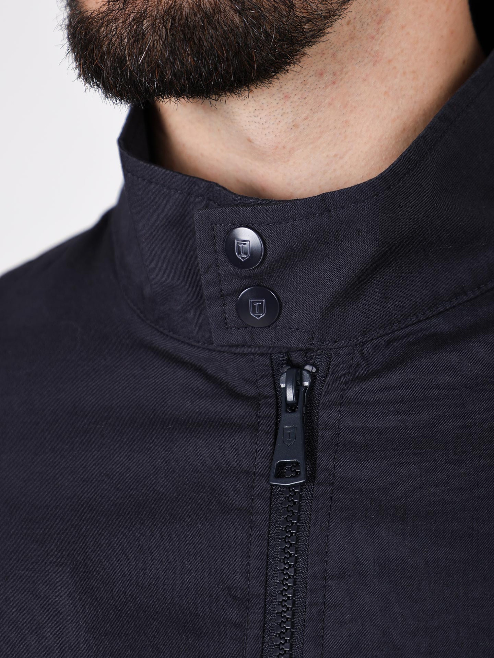 Blusão liso de algodão com gola levantada