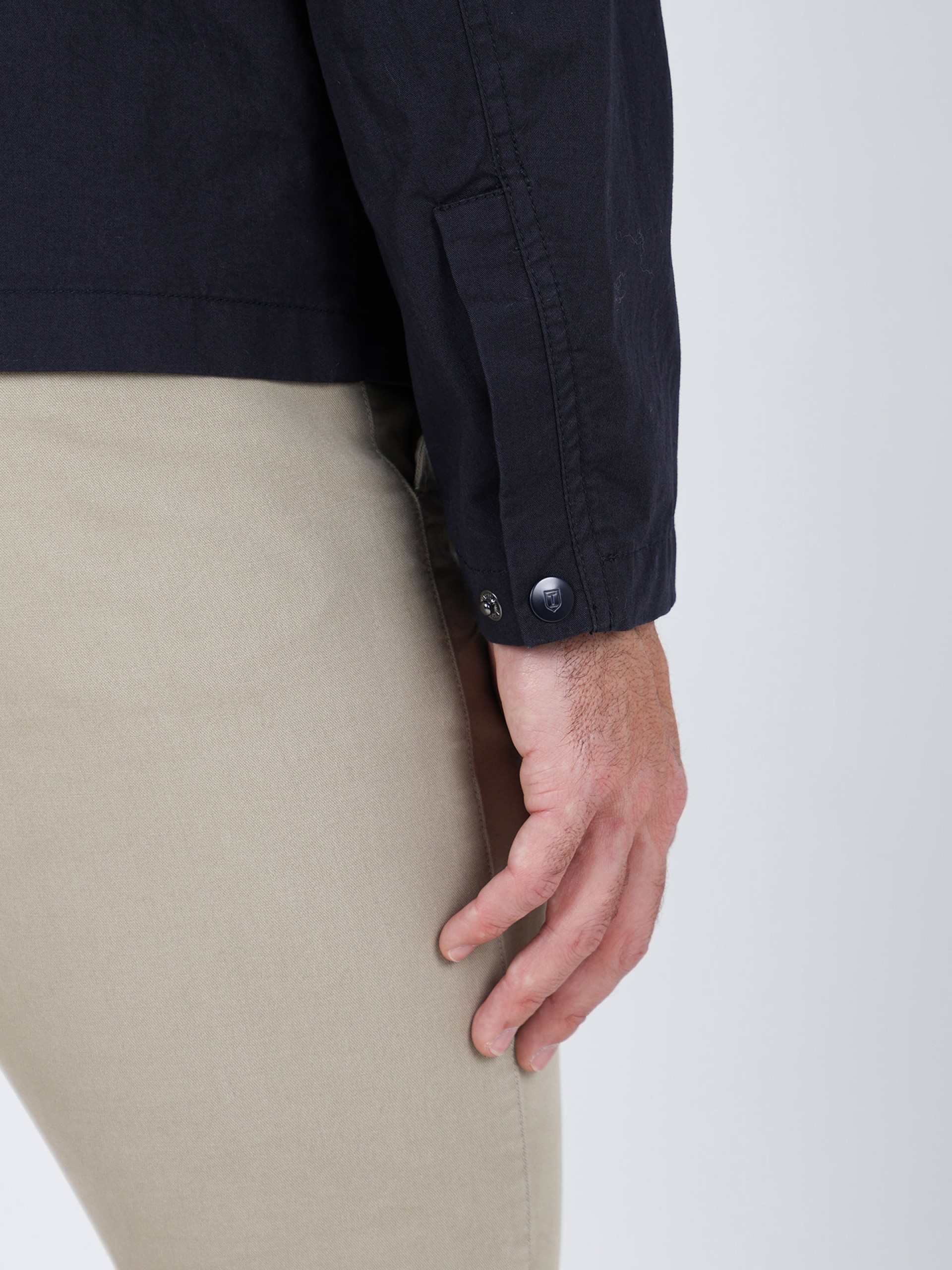 Blusão liso de algodão com gola levantada