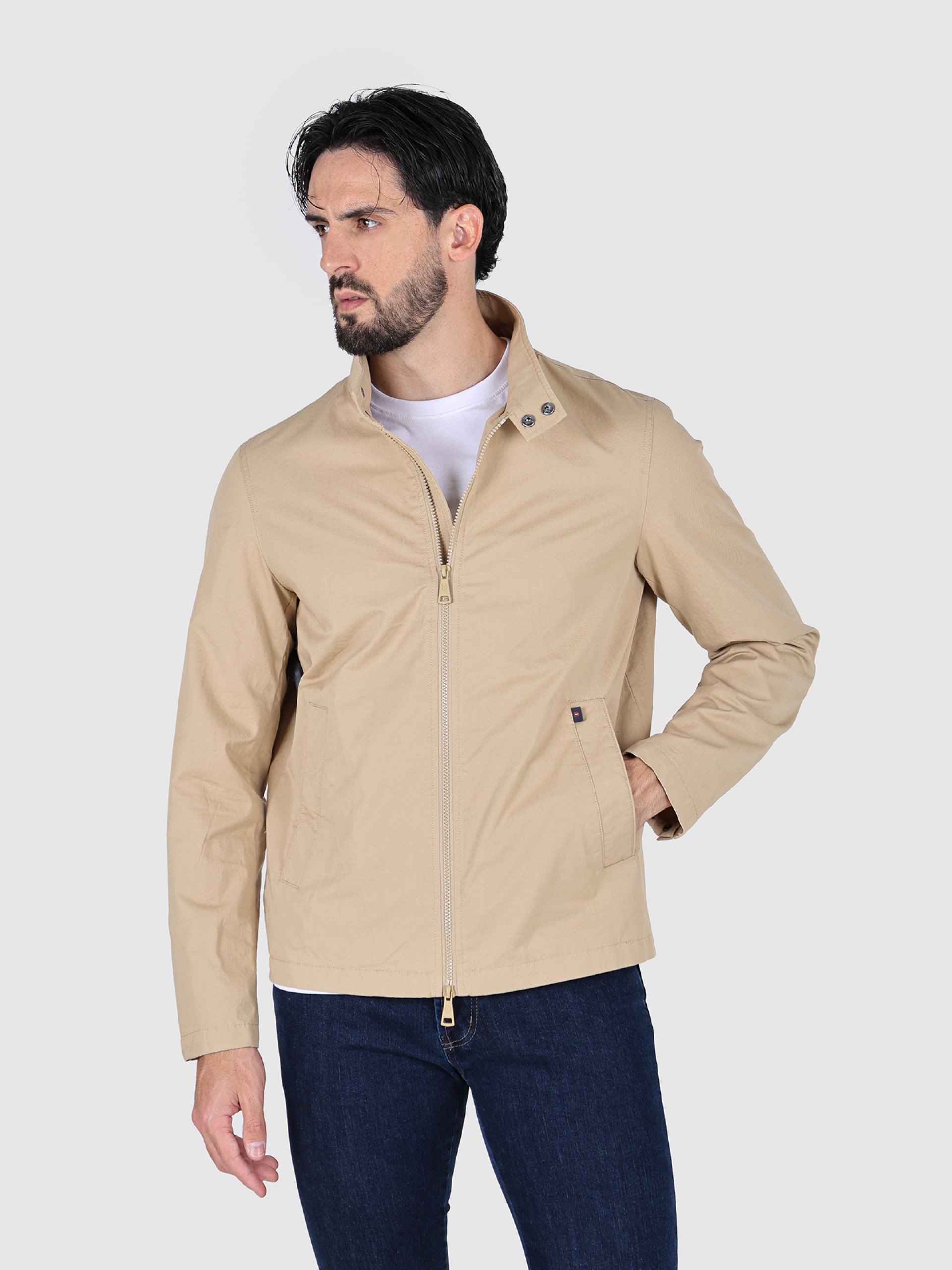 Chaqueta de algodón liso con cuello alto