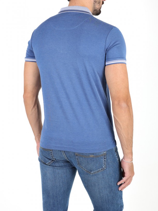 Plain polo shirt with detail on the collar and sleeve