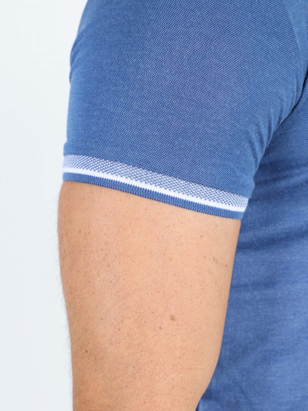 Plain polo shirt with detail on the collar and sleeve