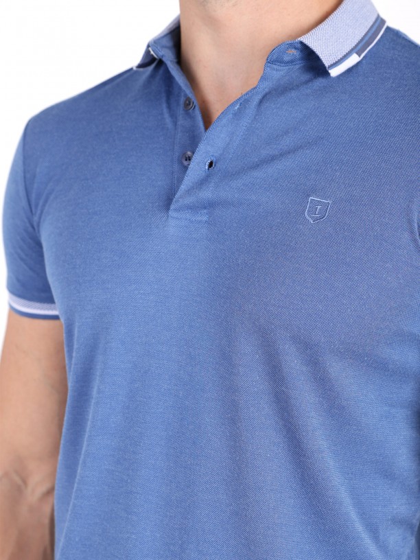 Plain polo shirt with detail on the collar and sleeve