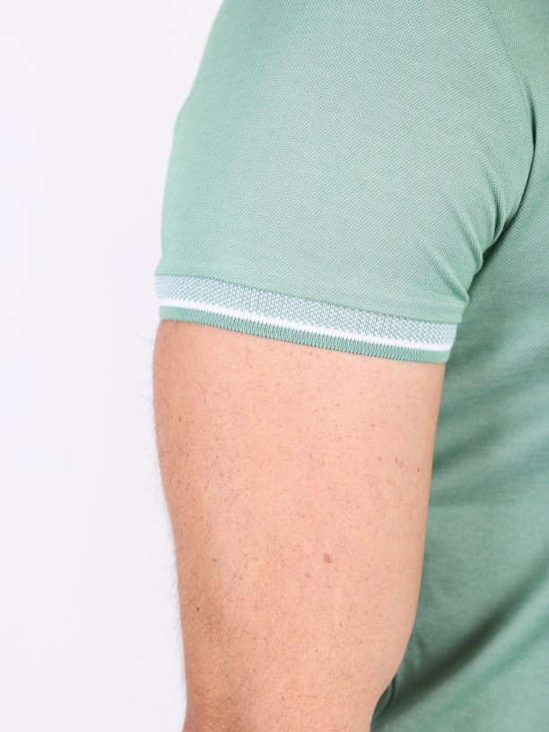 Plain polo shirt with detail on the collar and sleeve