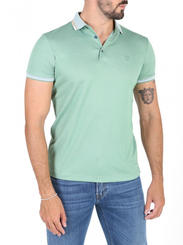 Plain polo shirt with detail on the collar and sleeve