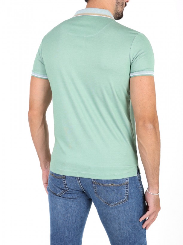 Plain polo shirt with detail on the collar and sleeve