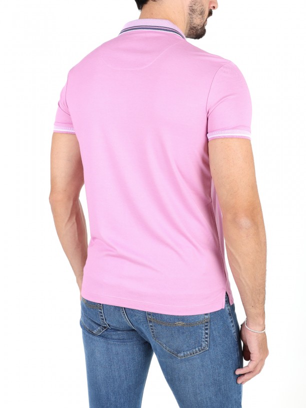 Plain polo shirt with detail on the collar and sleeve