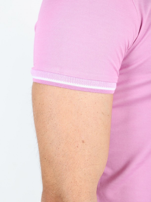 Plain polo shirt with detail on the collar and sleeve