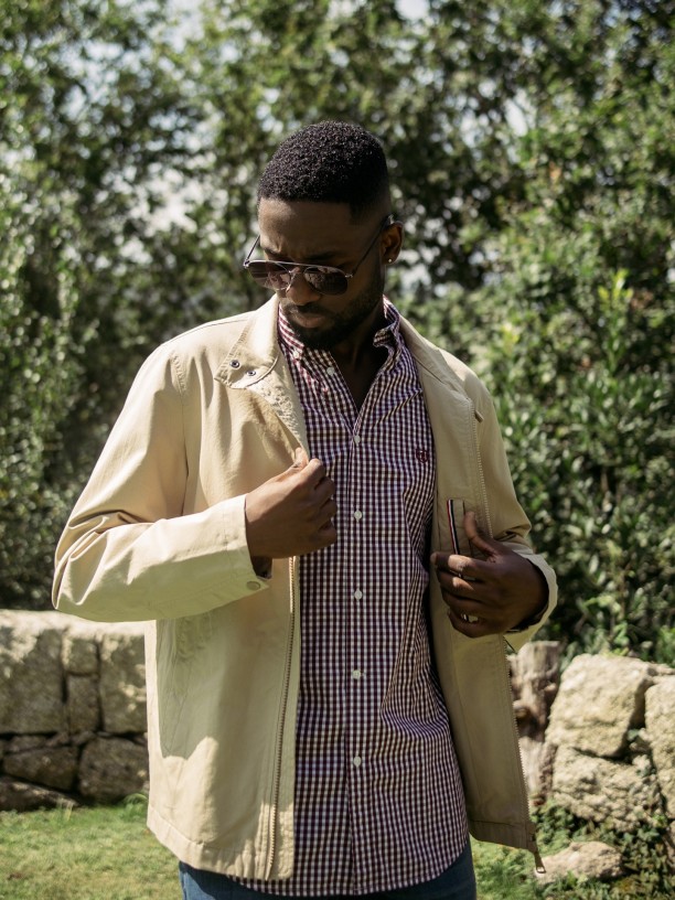 Blus�o liso de algod�o com gola levantada