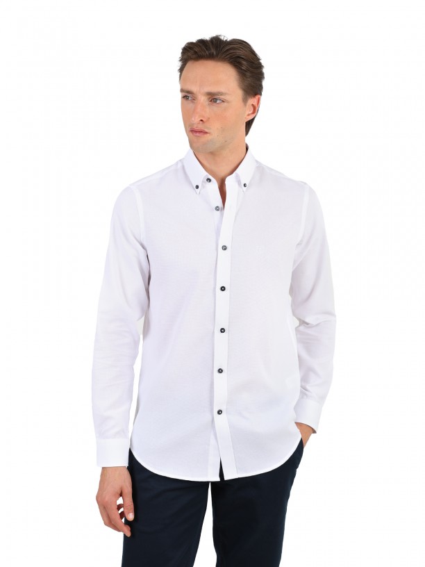 Camisa casual lisa con logo bordado