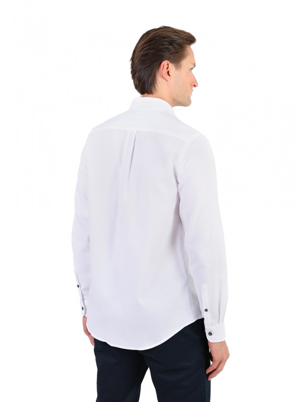 Camisa casual lisa com logo bordado