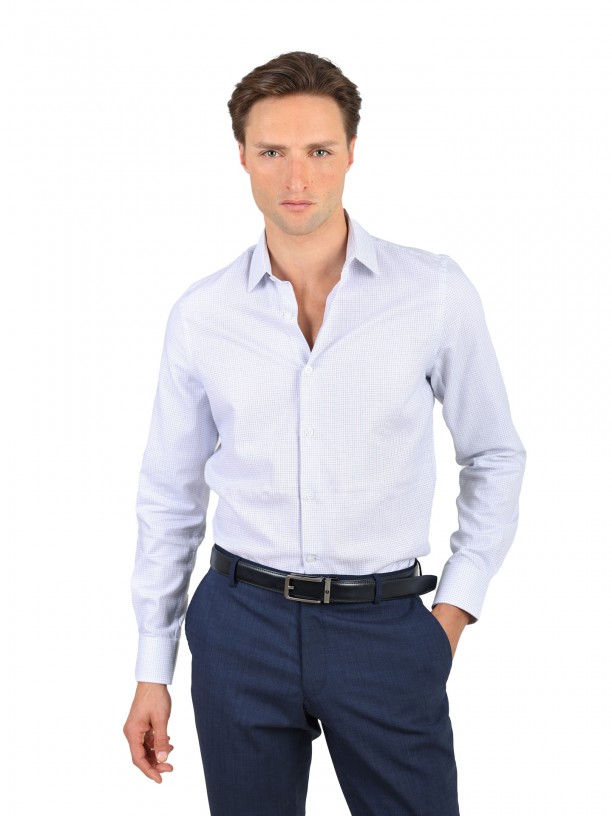 Camisa clssica slim fit com padro leve