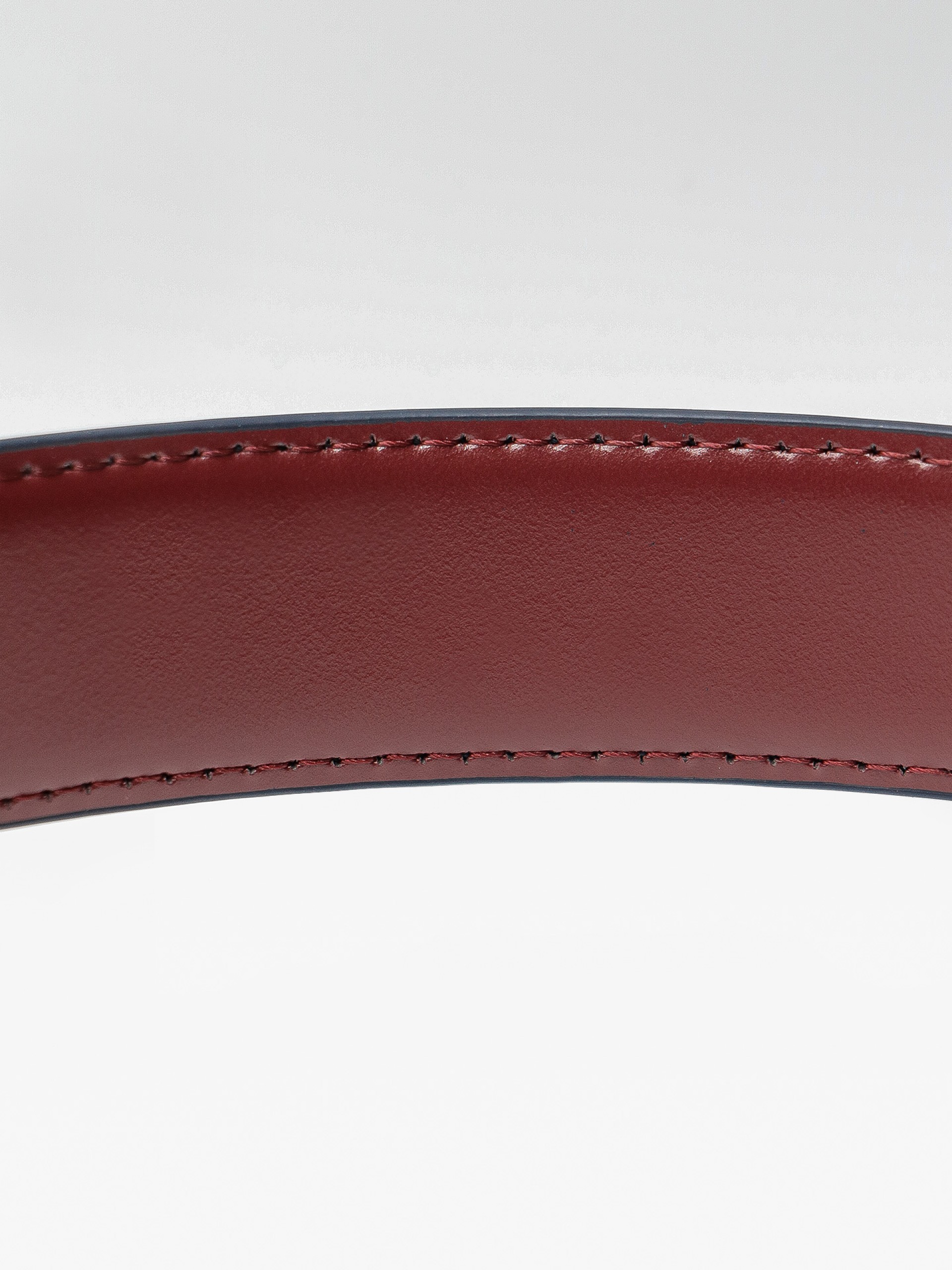 Cinto elegante em pele reversível