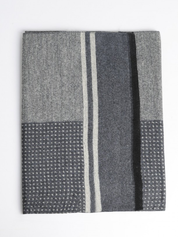 Scarf with pattern