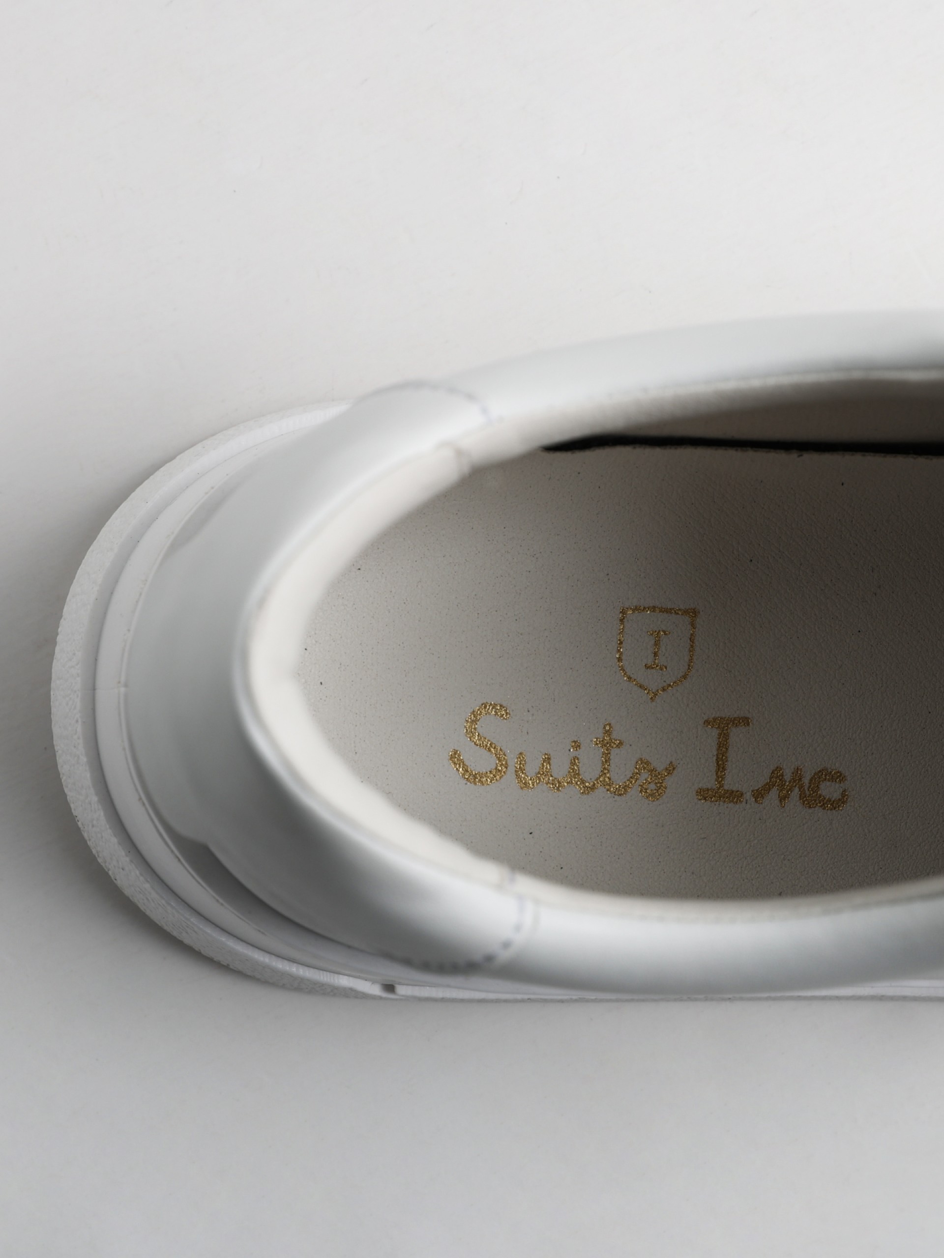 Sapatilha de pele polida com velcro