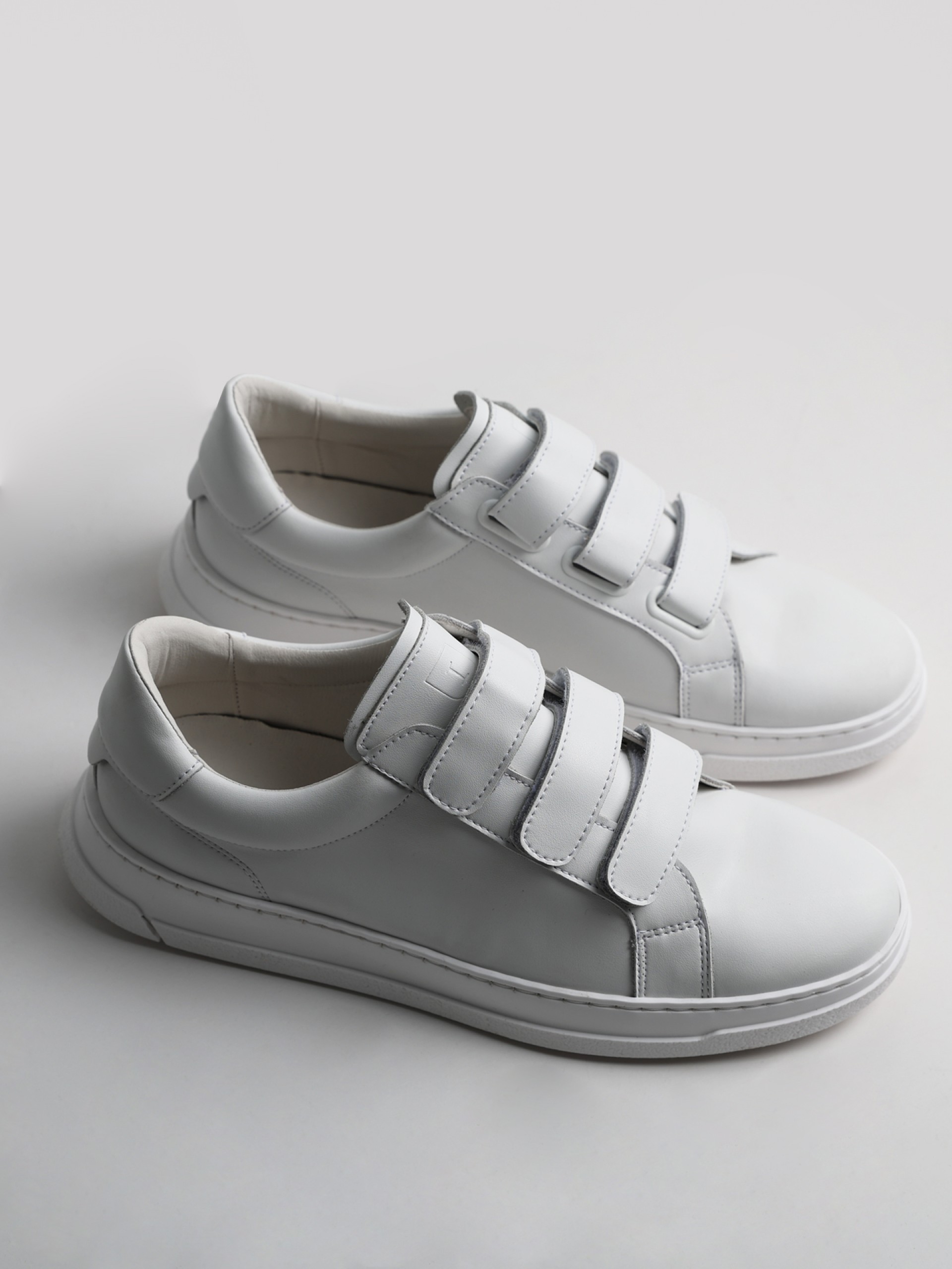 Sapatilha de pele polida com velcro