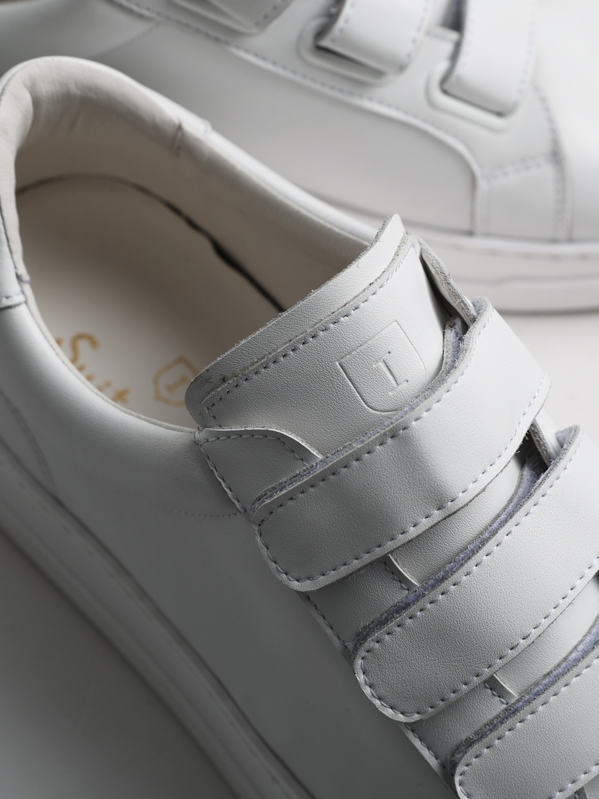 Sapatilha de pele polida com velcro