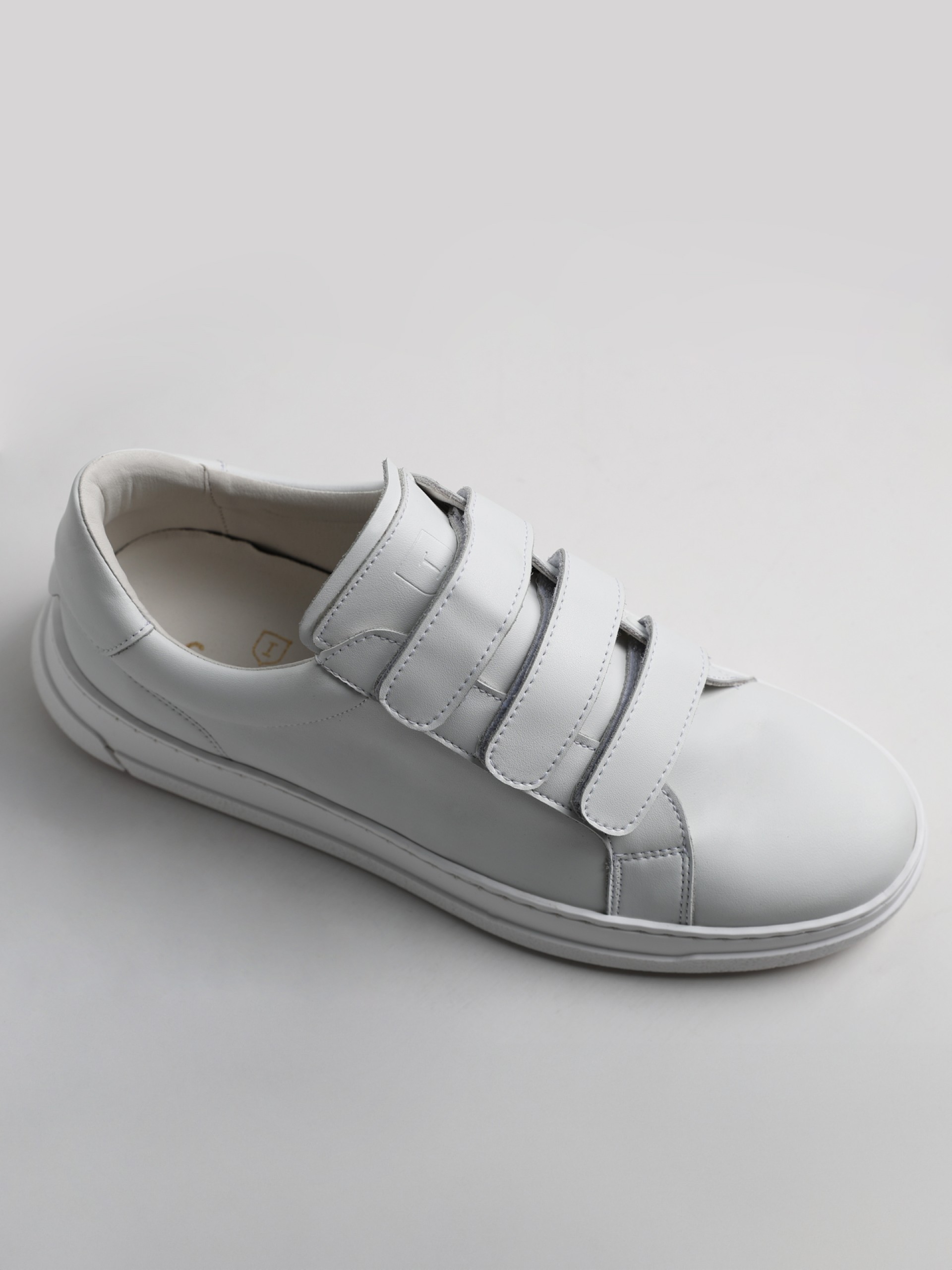 Sapatilha de pele polida com velcro