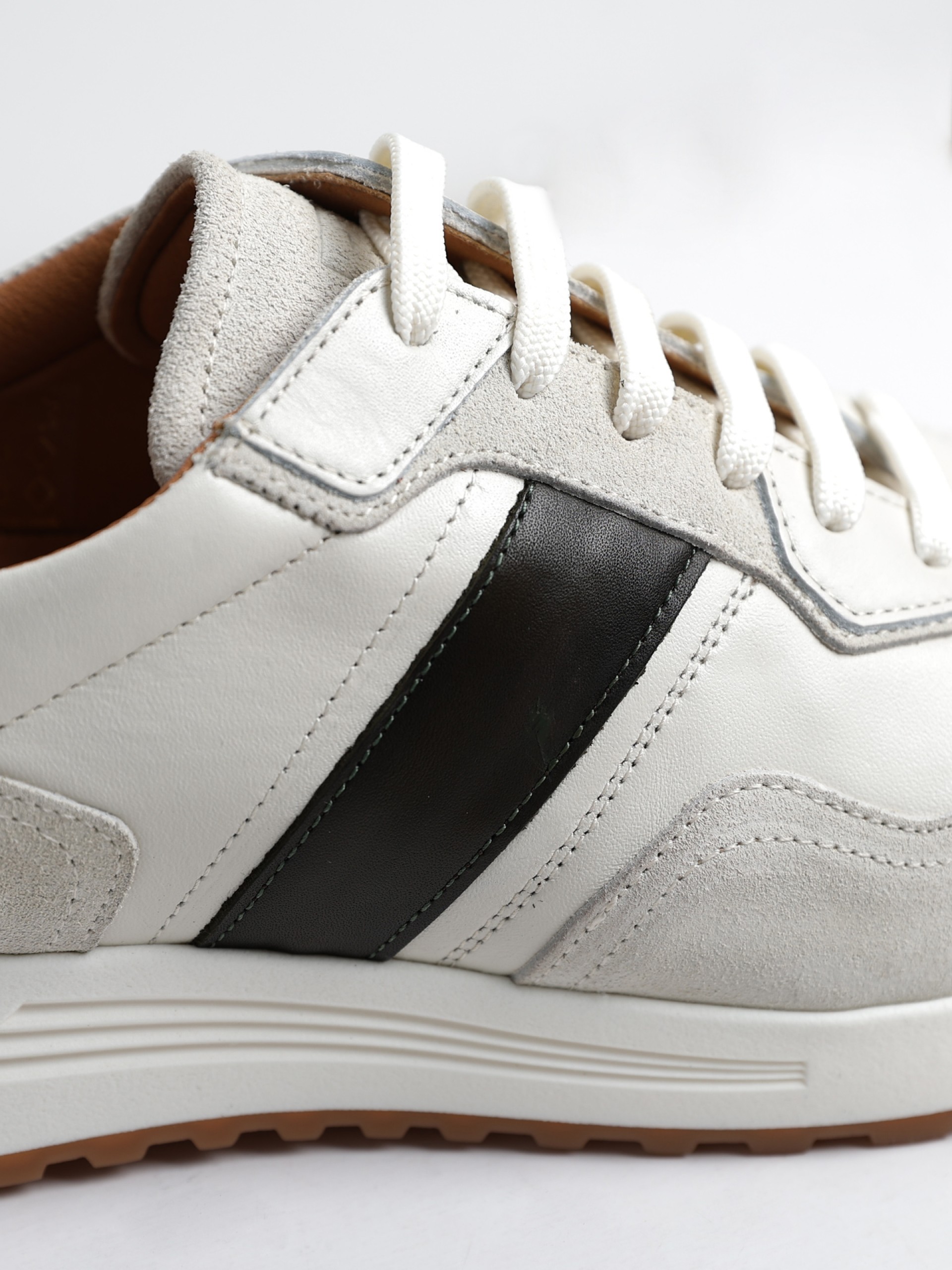 Zapatillas con detalle lateral