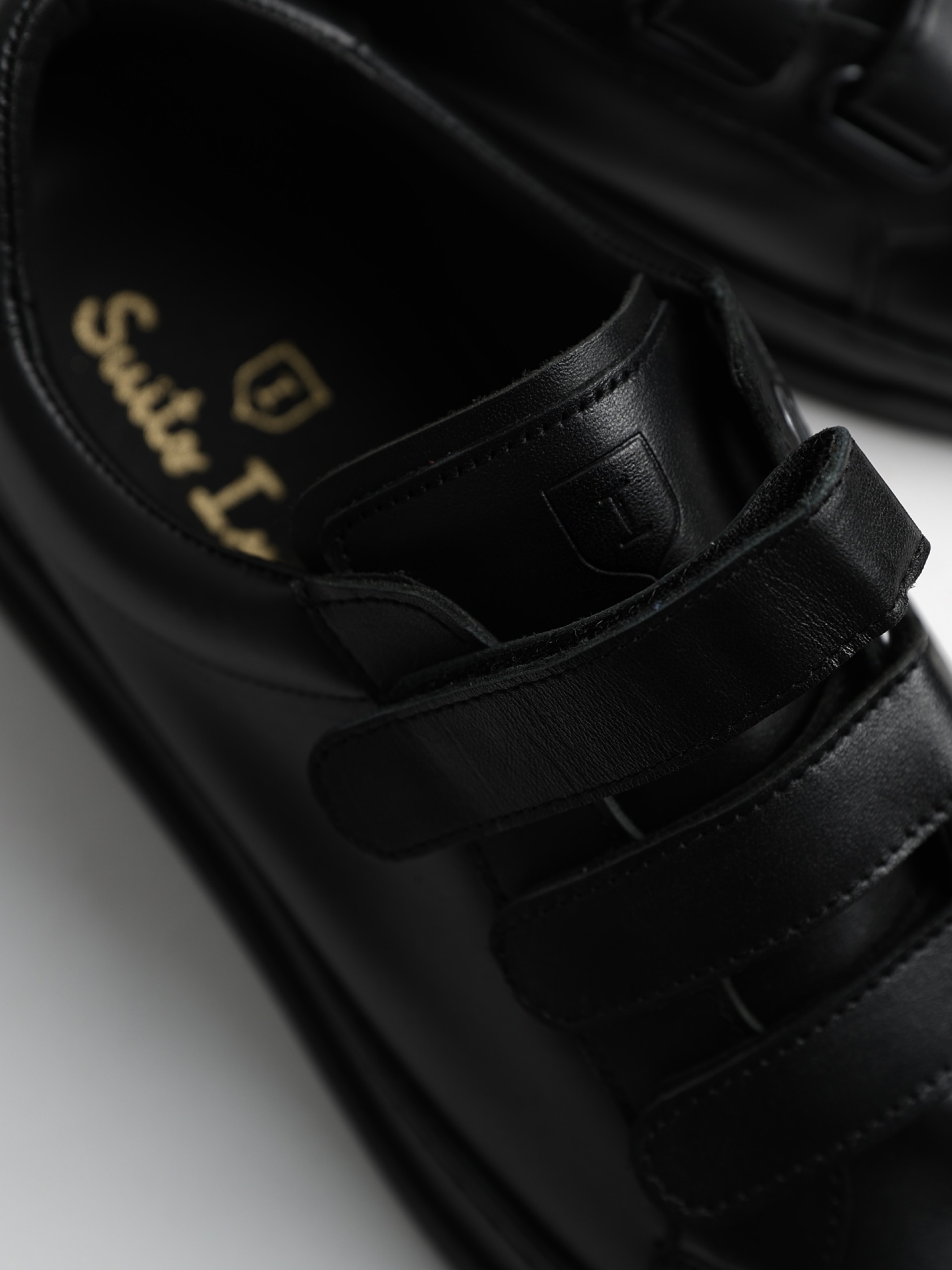 Sapatilha de pele polida com velcro