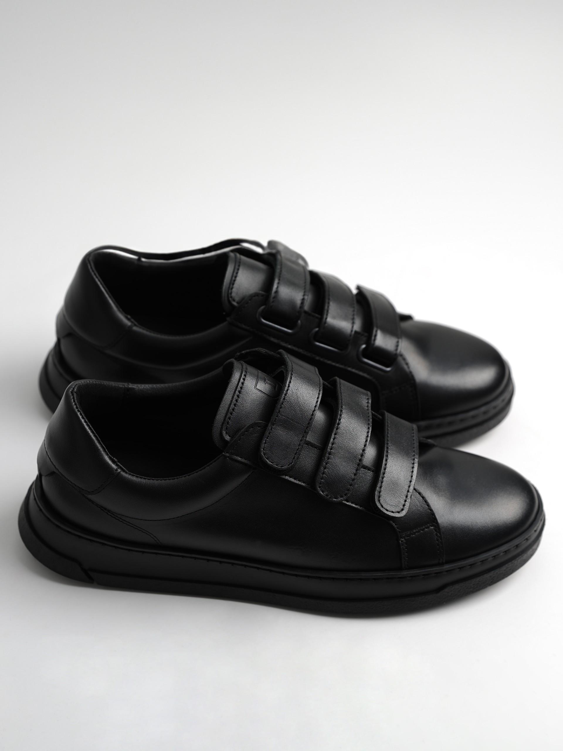 Sapatilha de pele polida com velcro