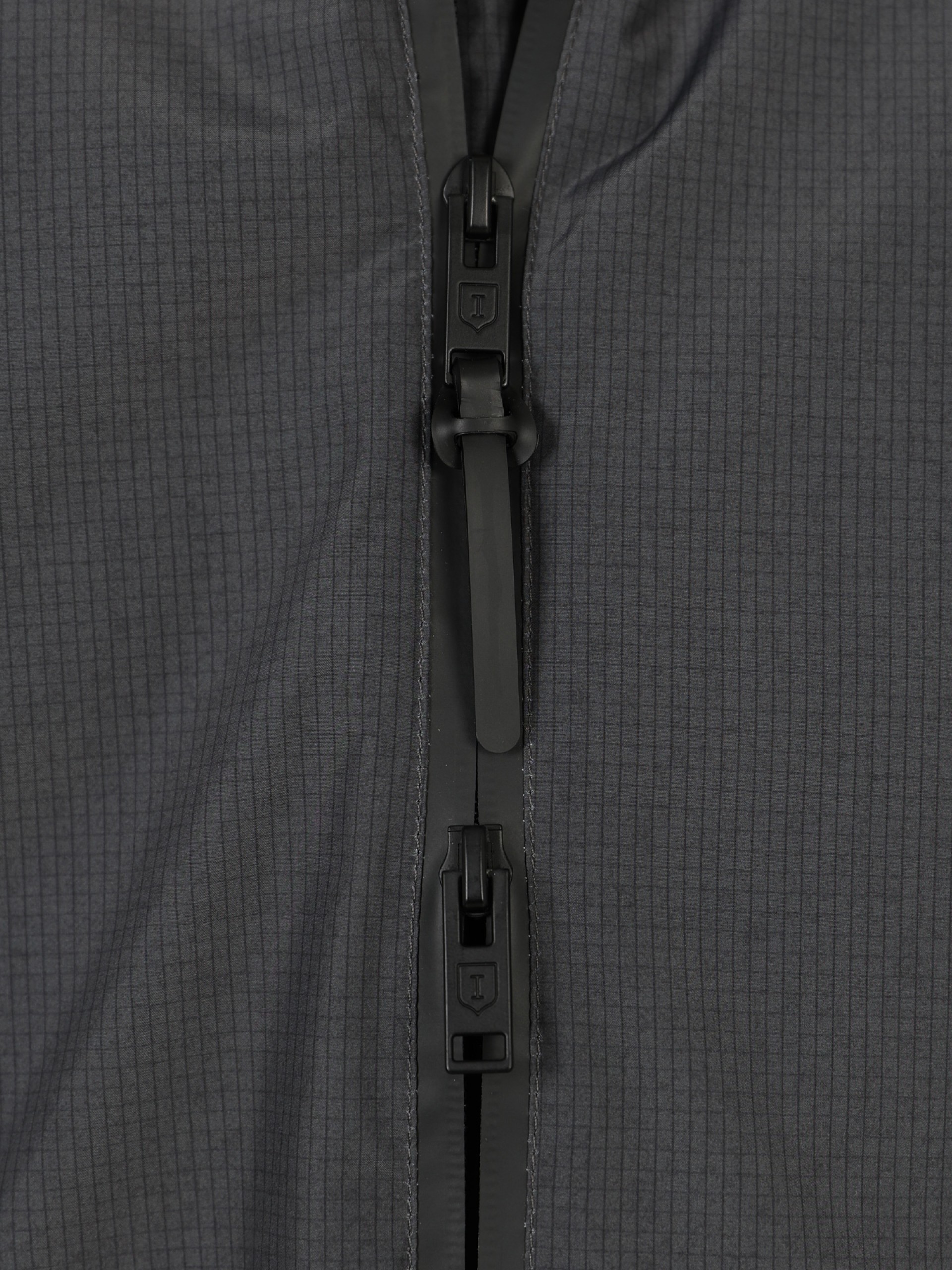 Blusão técnico com capuz