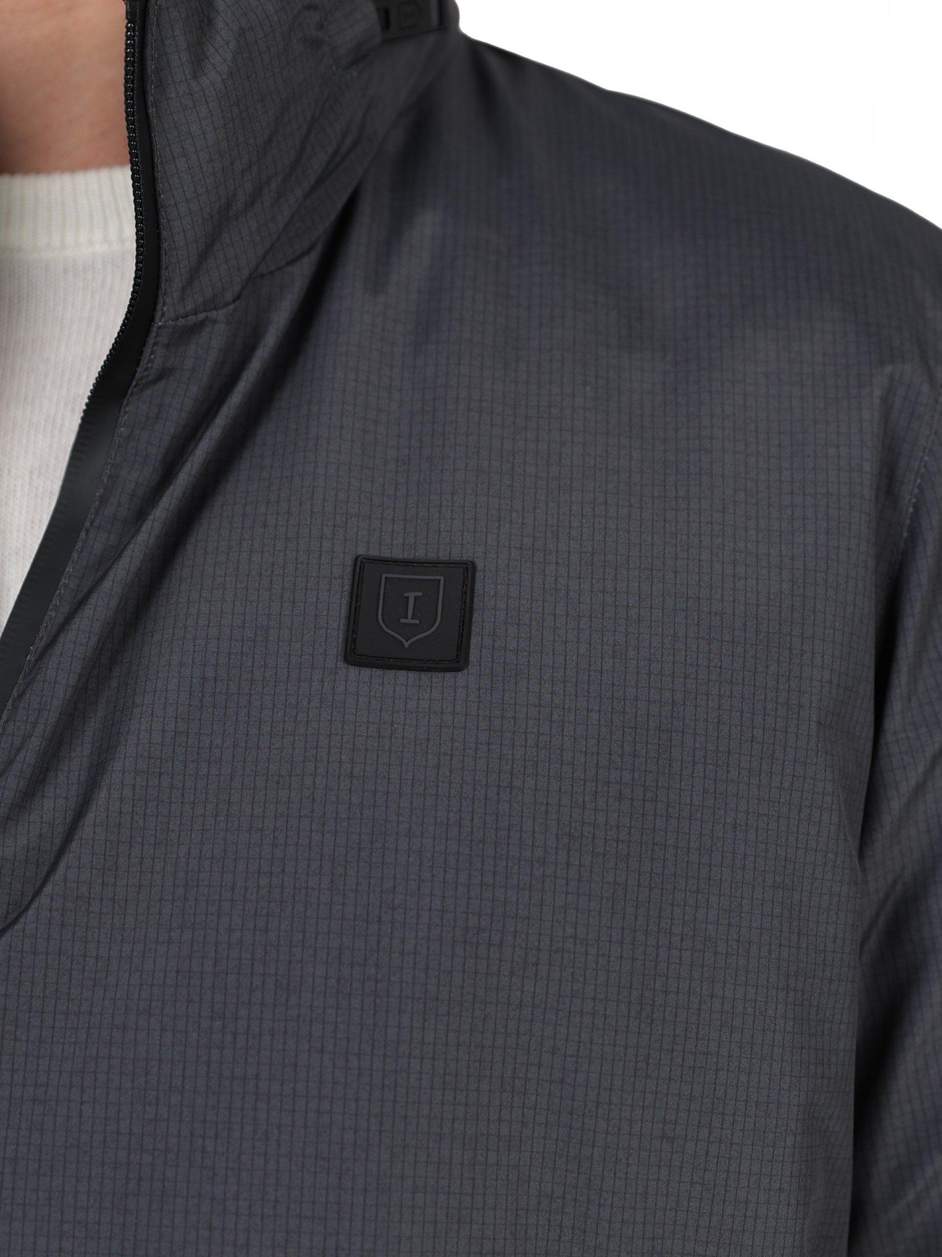 Blusão técnico com capuz