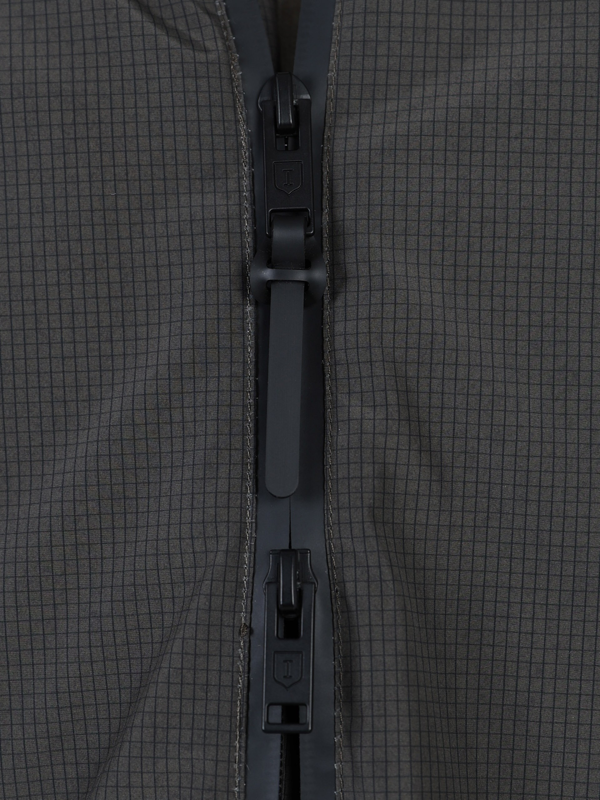 Blusão técnico com capuz