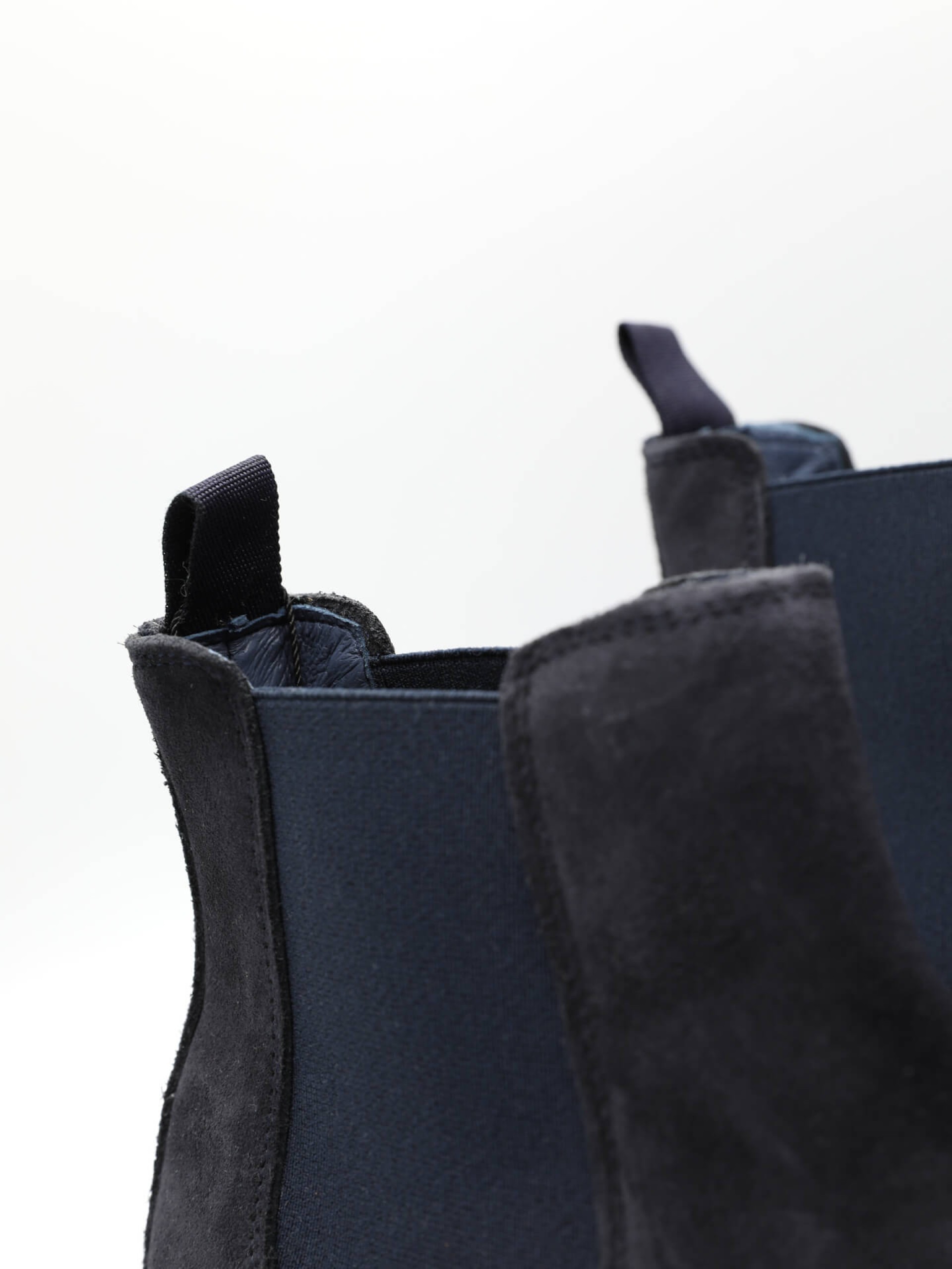 Botín elástico de piel serraje