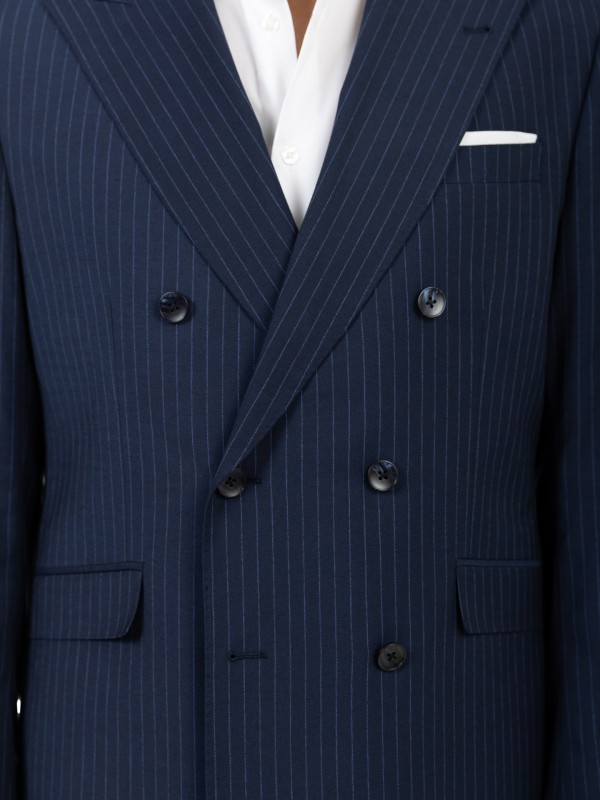 Traje azul cruzado con estampado de rayas Traje azul cruzado con estampado de rayas