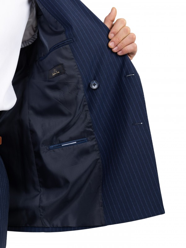 Traje azul cruzado con estampado de rayas Traje azul cruzado con estampado de rayas