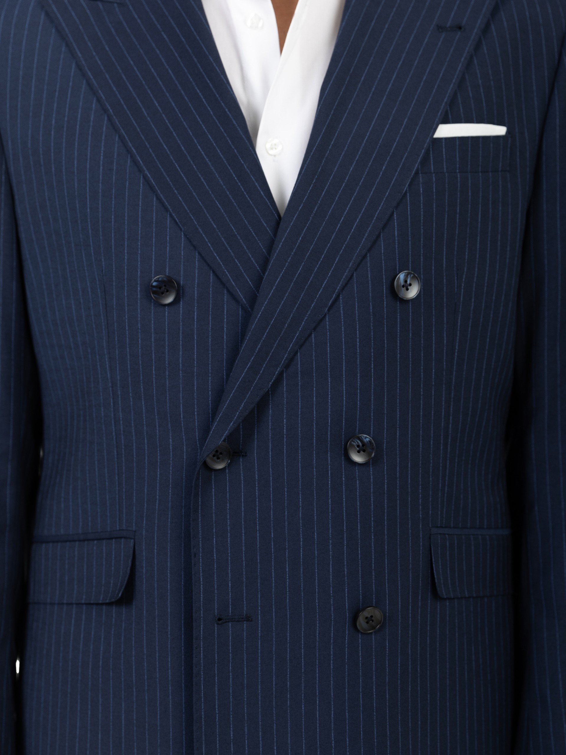 Traje azul cruzado con estampado de rayas