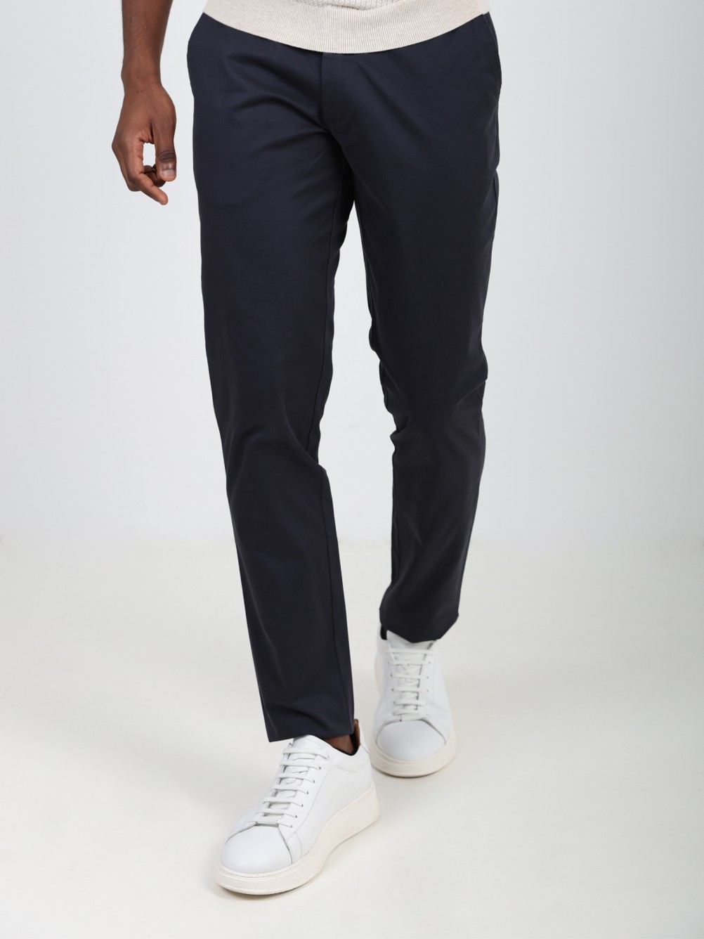 Pantalones chinos de algod�n el�stico