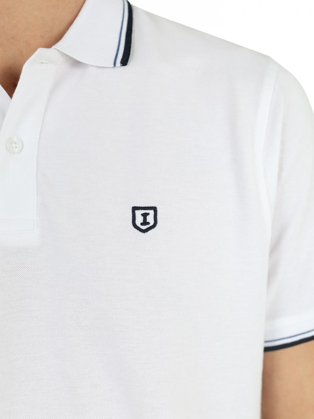 Polo 100% algodão com detalhe na gola e manga