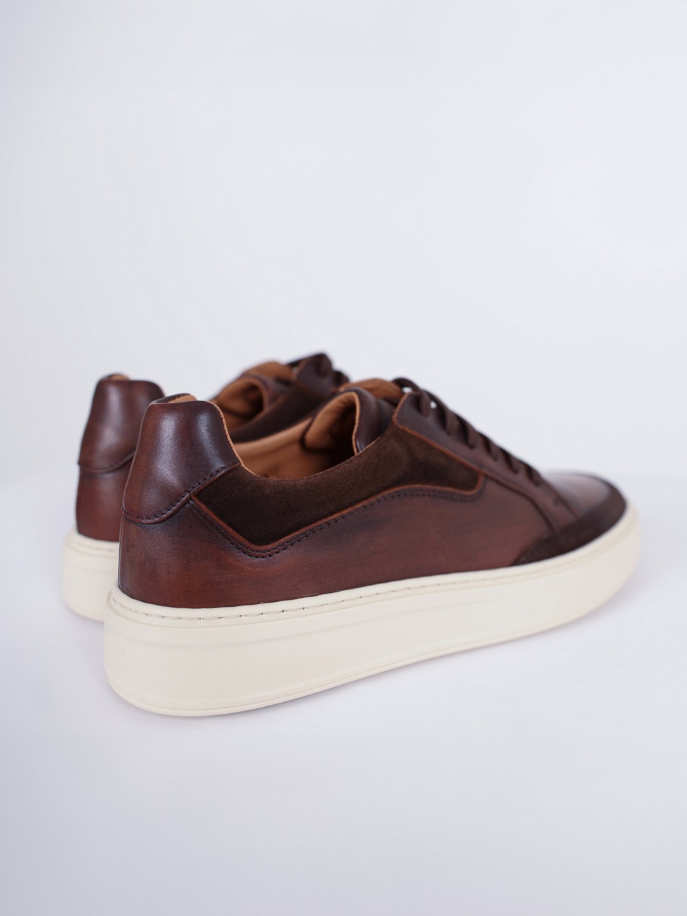 Combined leather sneaker