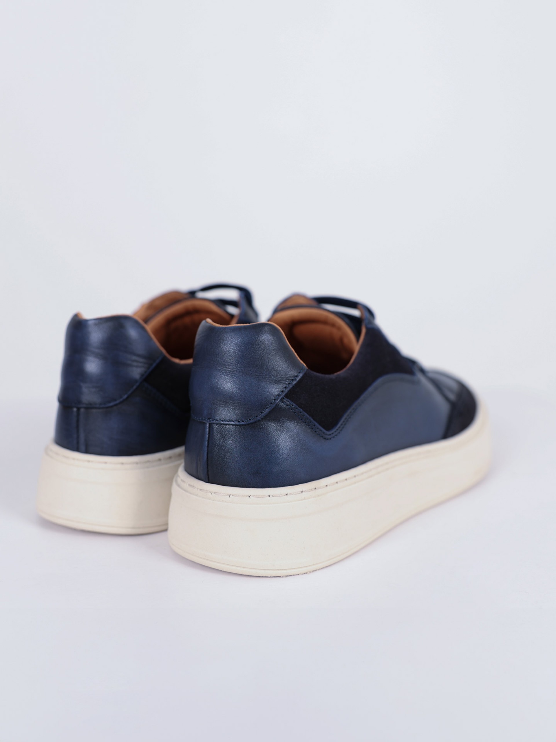 Sapatilha de pele combinada