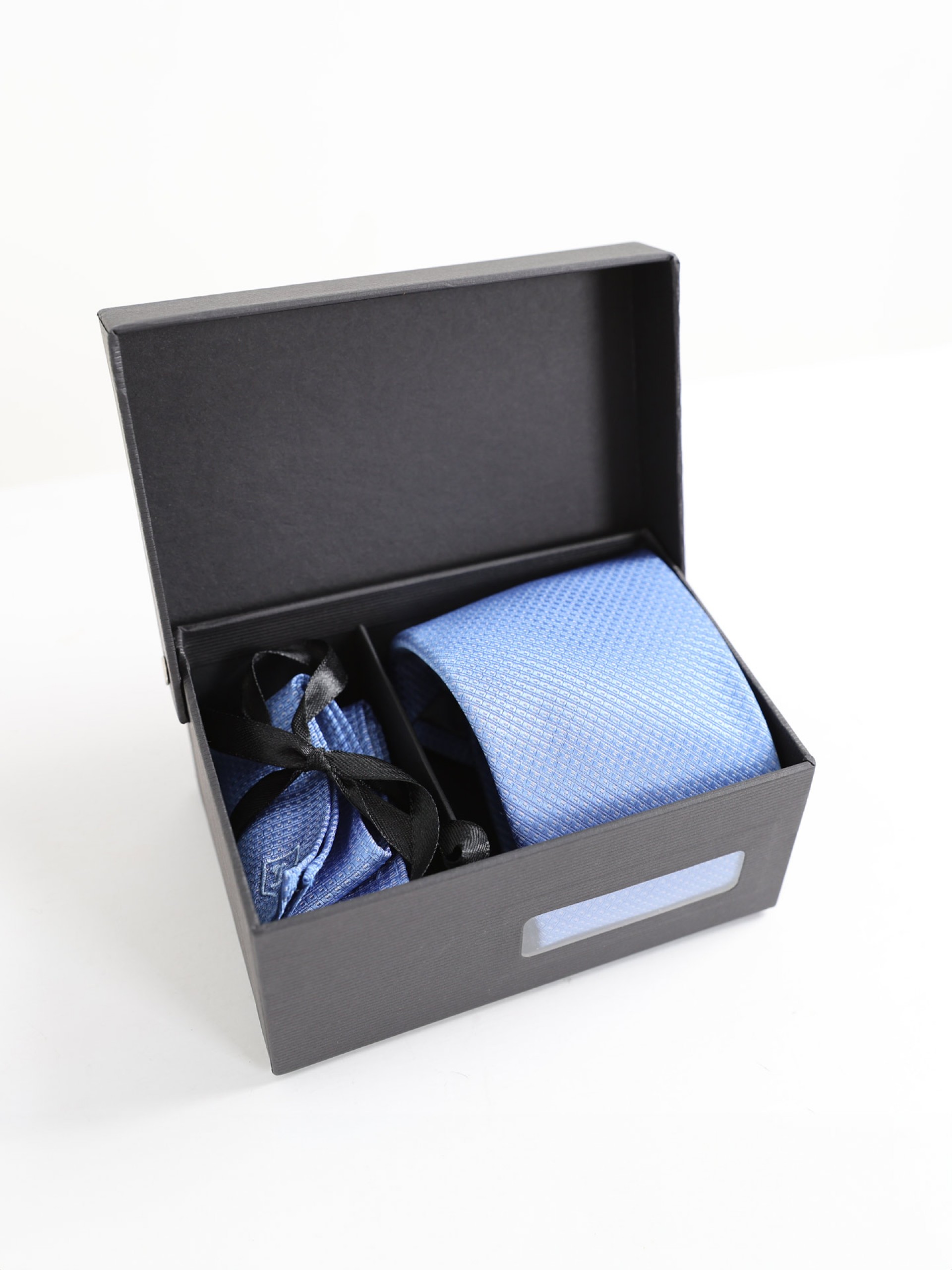 Tie and pocket square set